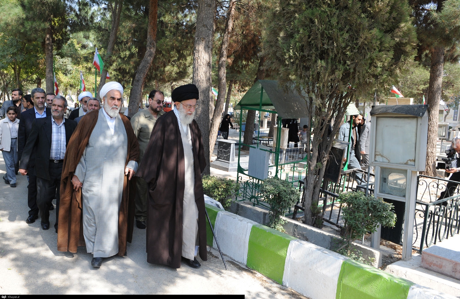 حضور رهبر معظم انقلاب در گلزار شهدای کرمانشاه (1390/07/22)