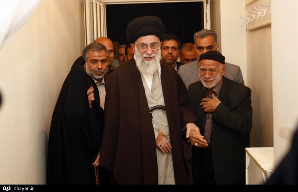 حضور مقام معظم رهبری در منزل چهار خانواده شهید کرمانشاه (1390/07/22)