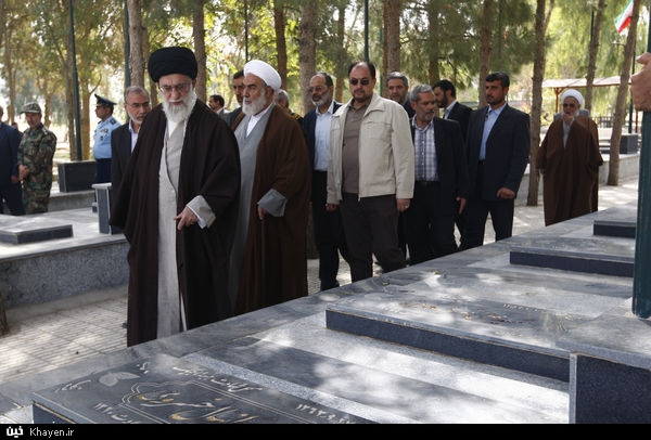 حضور رهبر معظم انقلاب بر مزار شهدای گیلان غرب (1390/07/23)