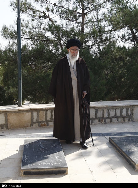 حضور رهبر معظم انقلاب در گلزار شهدای کنگاور (1390/07/27)
